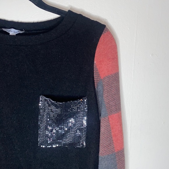 Tops - 🎱Adorable plaid long sleeved top with a bright sequin pocket!